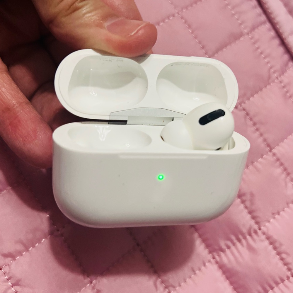 1st Gen Apple AirPod (right only ) Pro with Wireless Charging Case (Barely used)